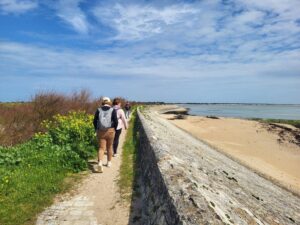 Photo d'une balade sur le sentier surplombant la mer vers Matray sur l'ile de Ré